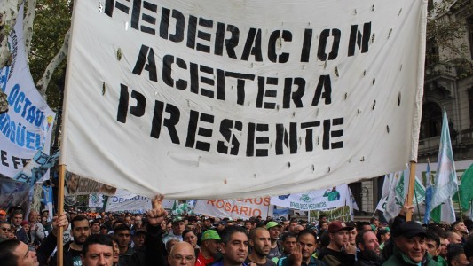 Tras el bono de $52.000, gremio de aceiteros ya piensa en paritarias: "Que un trabajador mínimo gane $64.000"