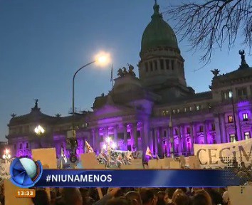 #NiUnaMenos: miles de mujeres marchan al Congreso