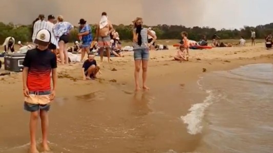 Miles de personas quedaron atrapadas en una playa por los incendios en Australia