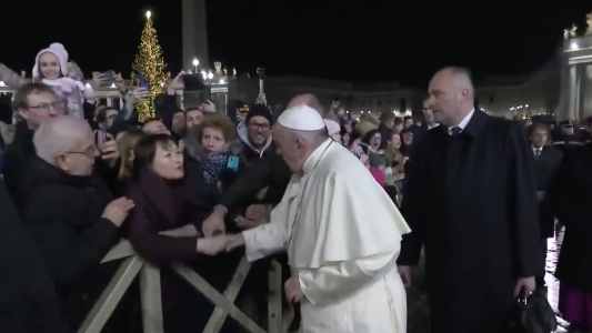 Video: la violenta reacción del Papa Francisco con una mujer que lo agarró de la mano