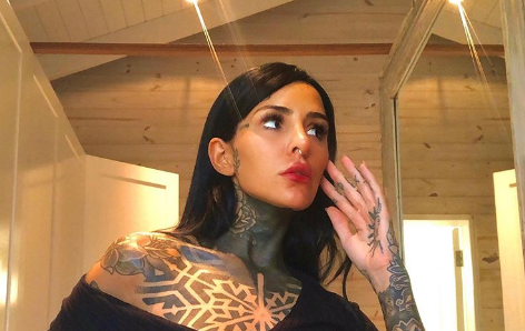 Para Cande Tinelli ya estalló el verano: foto en tanga y topless por "error"