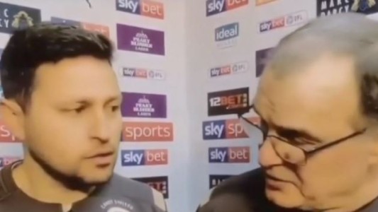 Video: "El Loco" Bielsa discutió con su traductor durante una entrevista