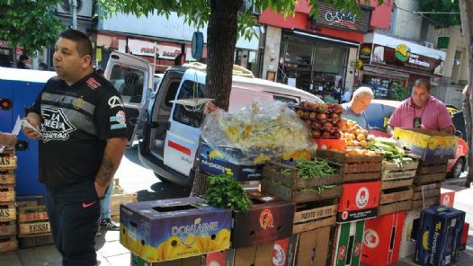 Secuestran 700 kilos de frutas y verduras que vendían sin permiso en la calle