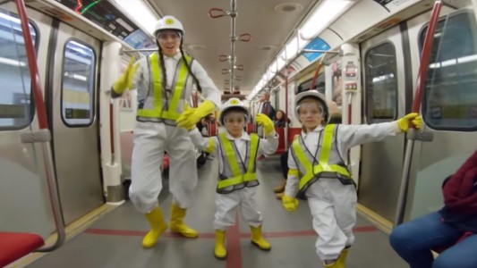 La madre con más onda del mundo hace video "Intergalactic" de Beastie Boys con sus hijitos