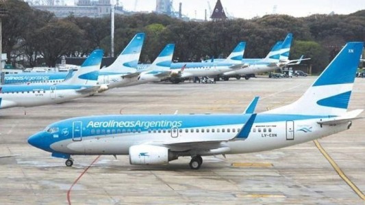 Los vuelos de Aerolíneas Argentinas al exterior también pagarán el impuesto del 30%