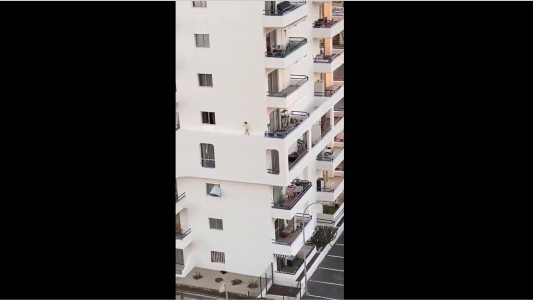 VIDEO: una nena salió corriendo por la cornisa de un edificio en España