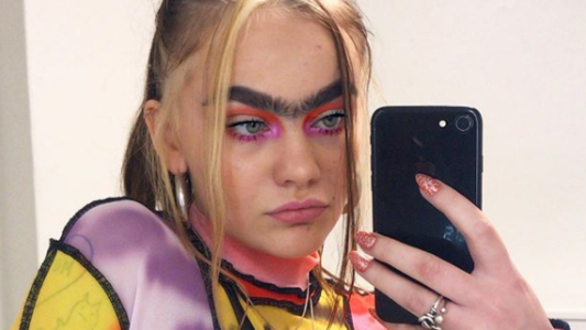 La joven dejó de depilarse las cejas y ahora triunfa como modelo