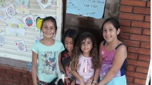 Venden dibujos para comprarles comida a perros callejeros