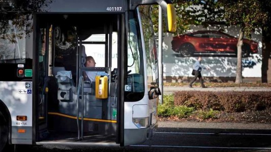 Colectivero fue apuñalado diez veces, completó el recorrido y fue internado en estado grave