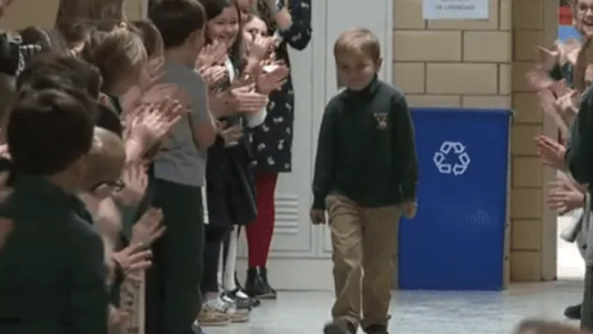Video:así reciben en la escuela a un nene que se curó de un cáncer