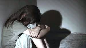 Lo condenaron por abusar de la hija de su concubina pero no va preso