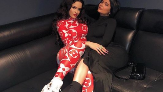 Rosalía y Kylie Jenner despiertan rumores: ¿comprometidas?
