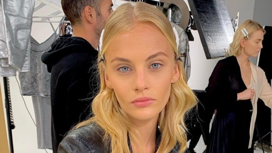 Hallaron a una modelo tirada semidesnuda en la calle e investigan si su novio la arrojó del balcón