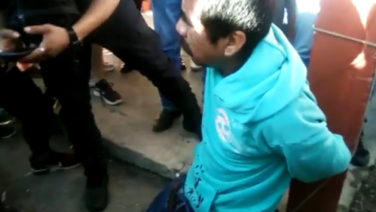 Ataron a un poste y quemaron vivo a un hombre acusado de pedofilia: lo acusaron abusar y decapitar a una nena