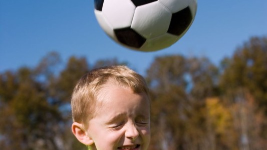 Por riesgos de demencia, prohibirán cabecear la pelota en categorías infantiles de fútbol