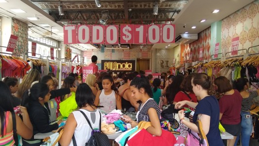 Un local de ropa remató todos sus productos a 100 pesos y estallaron las ventas