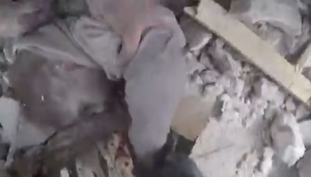 Video: rescatan a una nena de 4 años entre los escombros de su casa en Siria
