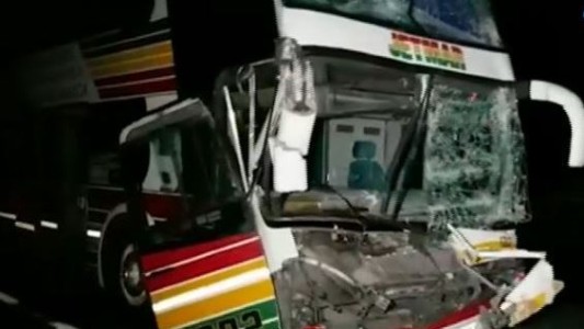 Chocaron un micro y un camión en la ruta 215