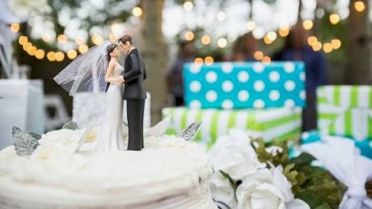 Fue a la luna de miel de su hija, la traicionó y tuvo un hijo con el novio