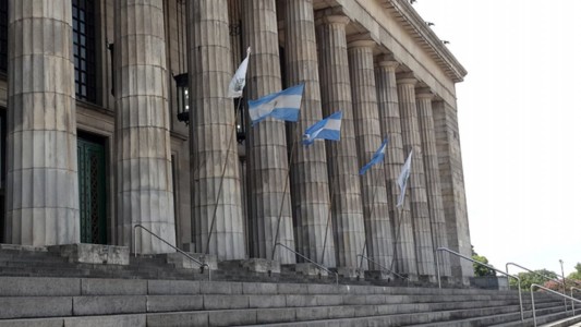 Un turista australiano fue apuñalado frente a la Facultad de Derecho