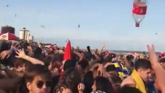 Villa Gesell fuera de control: para divertirse hacen lluvia de botellas en la playa