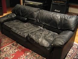 Se compró un sillón usado y descubrió miles de dólares en su interior