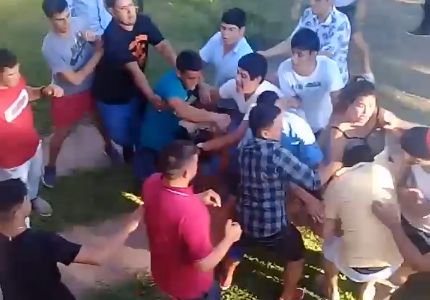 VIDEO: Batalla campal entre adolescentes en Corrientes
