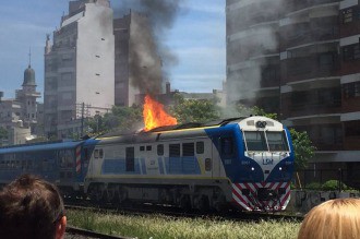 Se incendió una locomotora del San Martín en Villa del Parque