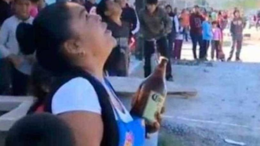 Una mujer intentó evitar que un hombre se quite la vida ofreciéndole una cerveza