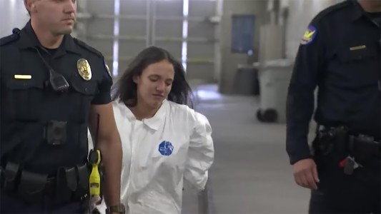 Una mujer mató a sus tres hijos: confesó que les cantaba mientras los asfixiaba