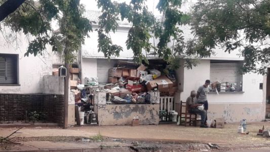 Los vecinos lograron que limpiaran la casa de un acumulador de basura en La Plata