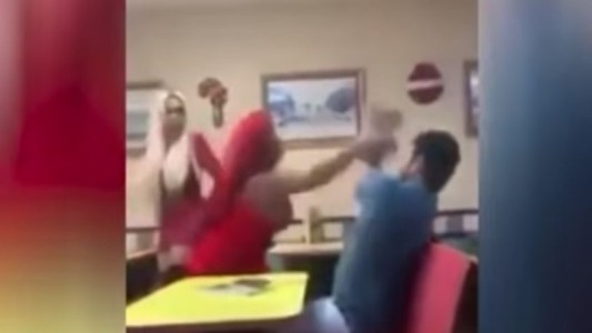 Video: dos chicas trans se defendieron a las piñas de las burlas de dos acosadores