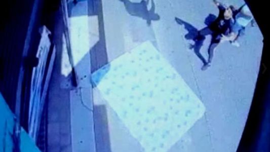 Discutía con su pareja, se arrojó al vacío y la salvó un colchón del vecino