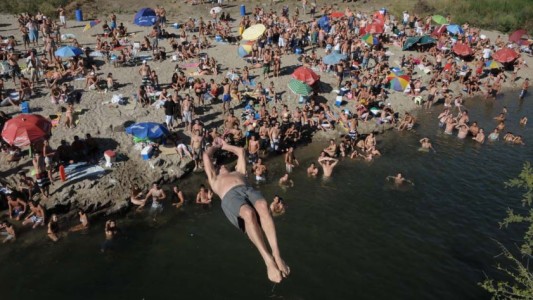 Video: tiene 73 años y se tira de espaldas al río desde siete metros de altura