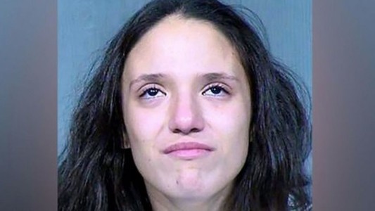 Una madre asfixió a sus tres hijos y luego les cantó canciones de cuna