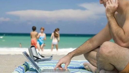 Advierten que cada año es más difícil desconectarse del trabajo durante las vacaciones