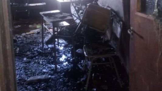 Un incendio destruyó el edificio donde funcionan dos escuelas en La Plata