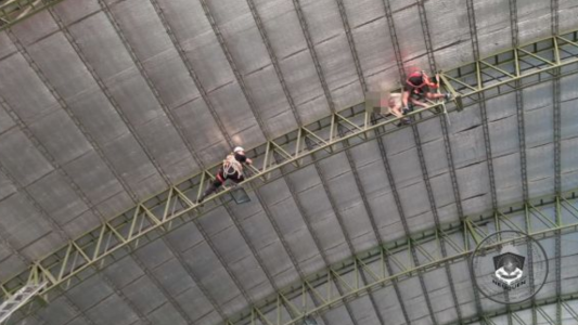 Bomberos rescatan a un joven que se había subido a un techo y no podía bajar