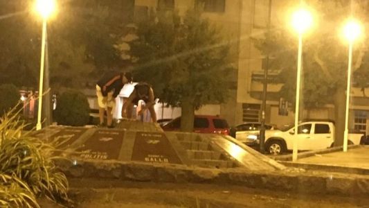 Mar del Plata: cuidacoches hicieron un asado en un monumento a los Caídos en Malvinas