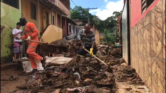 Las víctimas del temporal de Brasil despejan los escombros del desastre