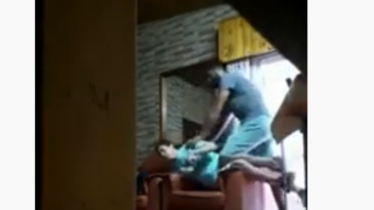 Video estremecedor: escracharon a un terapeuta que maltrataba a un joven discapacitado