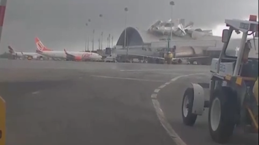 Fuertes vientos arrancan el techo de un aeropuerto en Brasil