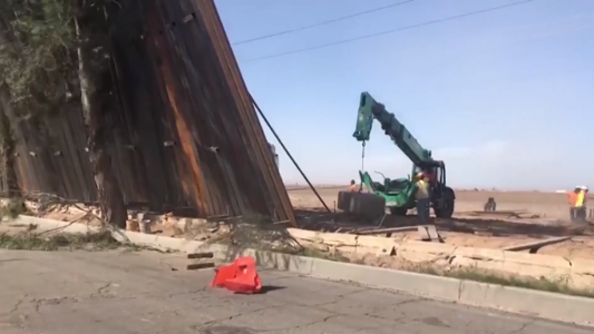 El viento derriba parte del muro fronterizo entre EEUU y México