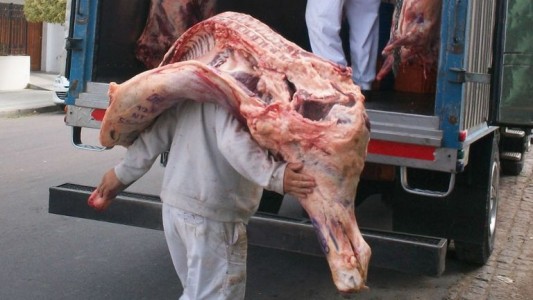 Prohíben que los carniceros bajen las media reses sobre sus espaldas: pesan un promedio de 115 kilos