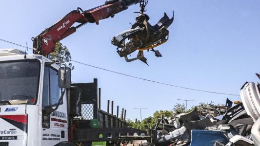 Más de 80 mil autopartes fueron compactadas en la Ciudad: la chatarra vendida dejará $8 millones, que serán donados