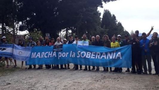 Reclaman con una travesía la soberanía del Lago Escondido, "cercado" por Joe Lewis