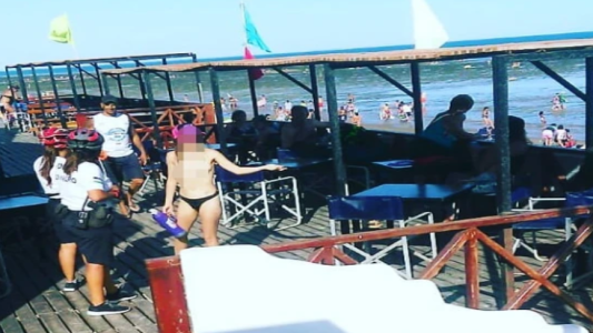 Polémica: una mujer hizo topless en Las Grutas y llamaron a la policía