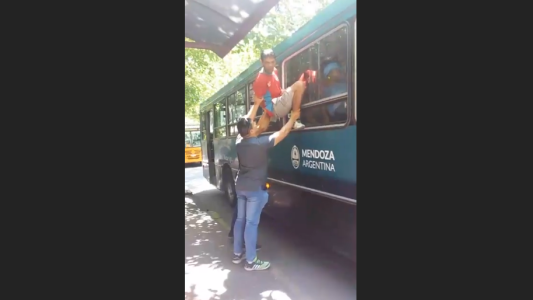 Robó un celular, intentó escapar en colectivo y fue atrapado por los pasajeros