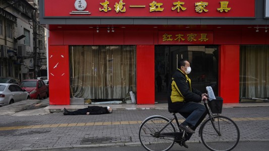 La cruda secuencia de fotos que muestra la muerte en Wuhan, el lugar donde se dio el brote de coronavirus