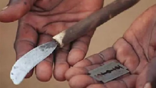 Detuvieron a un médico y familiares de una nena que murió cuando le hacían una mutilación genital